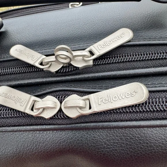 Fellowes Black Leather Wheeled Carry-on Travel Bag
22" handle #Pilots #Business - Picture 4 of 15